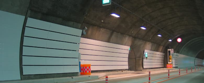 トンネル内装板工事